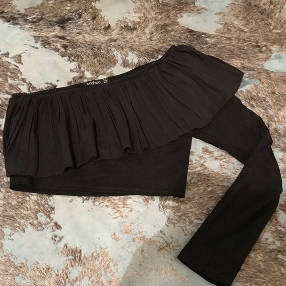 boohoo cropped one shoulder long sleeve top